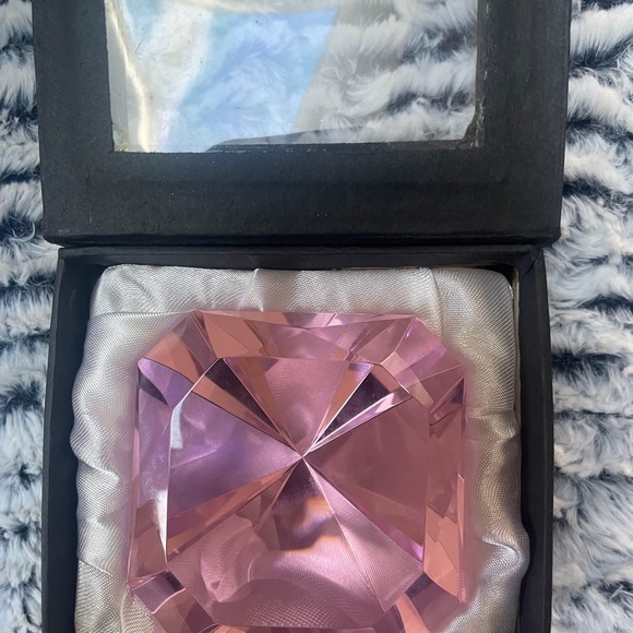 Pink crystal paperweight - pyramid / diamond shaped❤️ - Picture 3 of 5